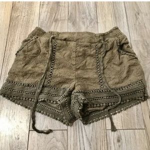 Jolt Nordstrom olive green lace shorts size 7/28
